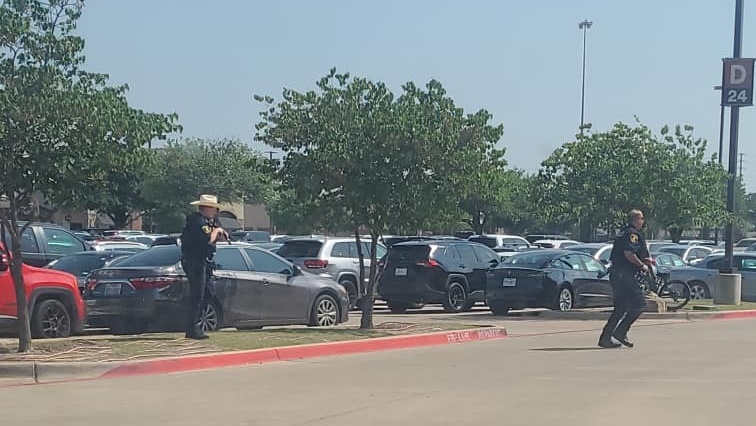 Федералните власти разследват дали стрелецът който е имал крайнодесни