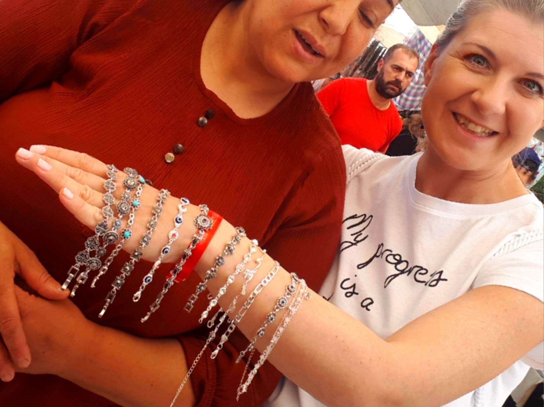 Най често продаваните фалшиви продукти са дрехи и аксесоари обувки електронни