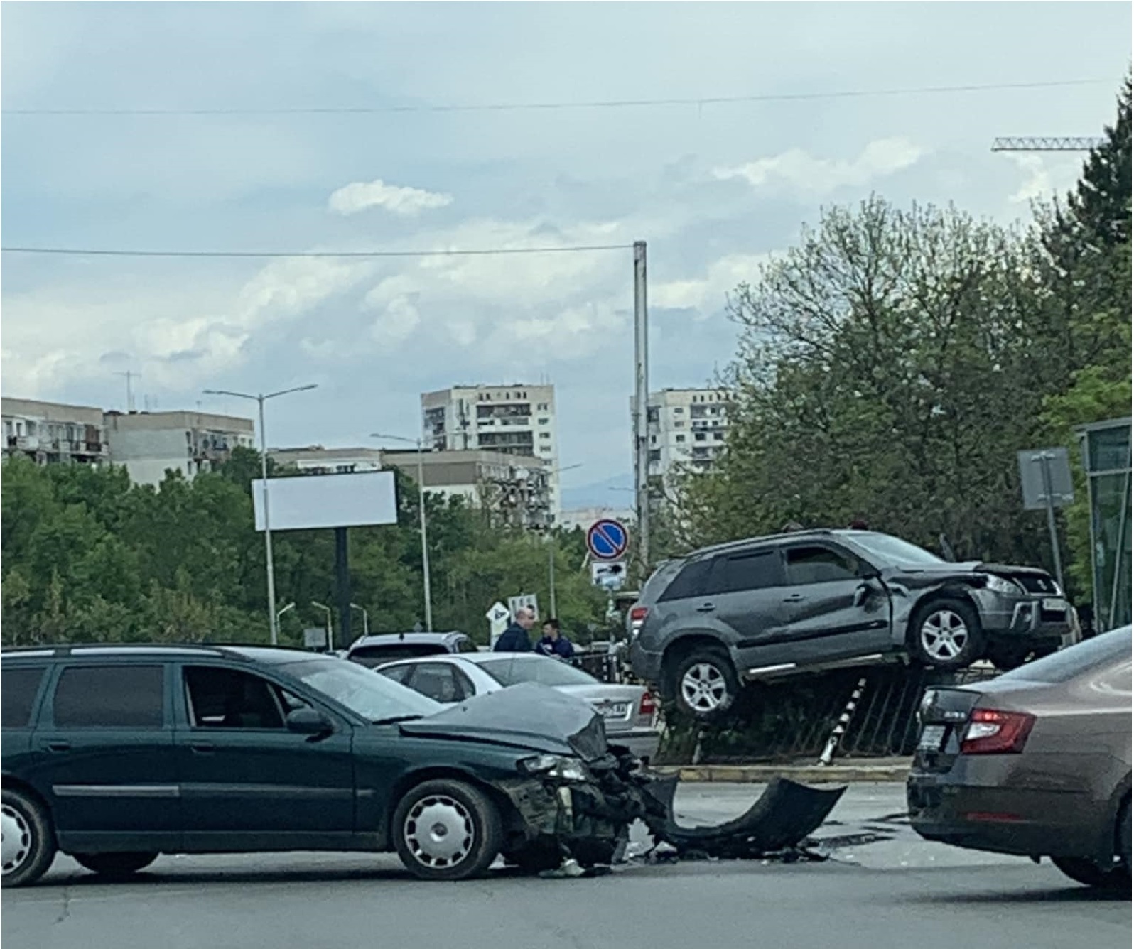 Джип се качи върху оградата на метростанция Александър Теодоров Балан на