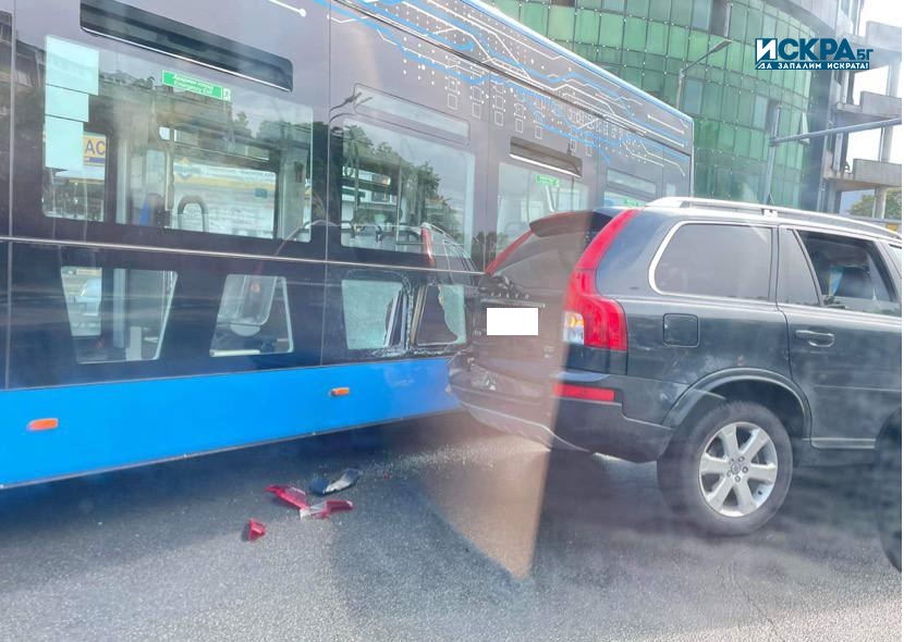 Автобус на градския транспорт и джип са се блъснали преди