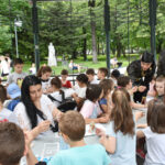 Деца творят театрални кукли. Снимка: Община Пловдив