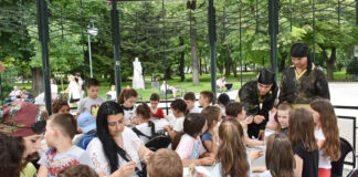 Деца творят театрални кукли. Снимка: Община Пловдив