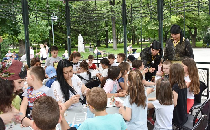 Автентични спектакли светлинни инсталации танци изложби музика и арт работилници