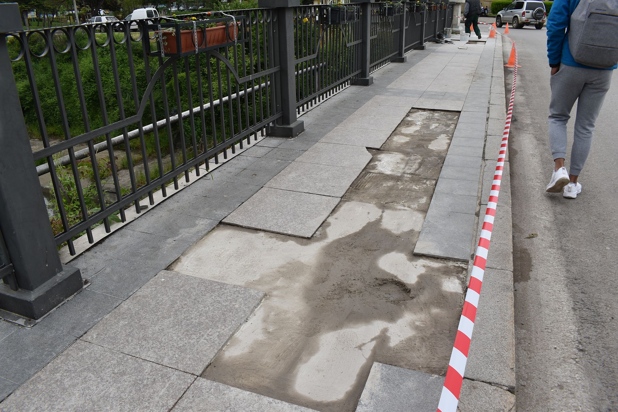 Служители на общинско предприятие Ремонтстрой стартират спешен ремонт на тротоара