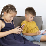 Деца с телефони