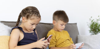 Деца с телефони