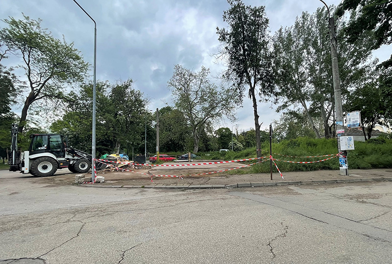 Стара и неугледна постройка която години наред загрозяваше пътя за