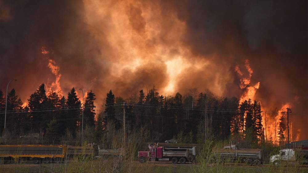Повече от 13 000 канадци бяха евакуирани заради горските пожари