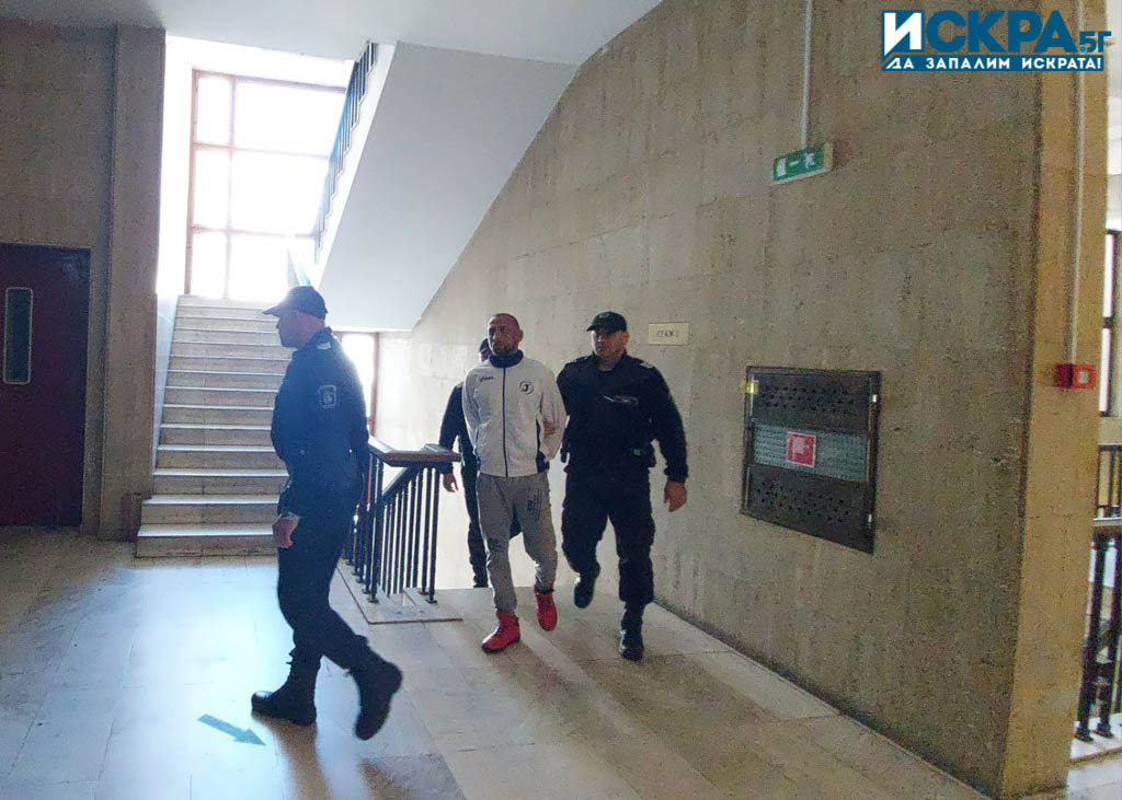 Шофьор Снимка Искра бг
Шофьорът беше конвоиран в Съдебната палата днес