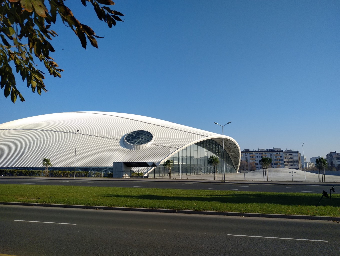 Откритата през май спортна зала Арена Бургас е натрупала близо