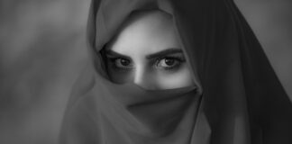 Жена с хиджаб.