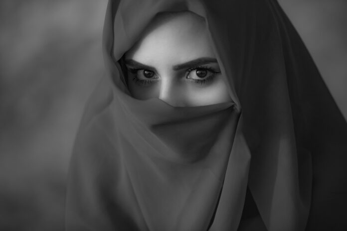 Жена с хиджаб.