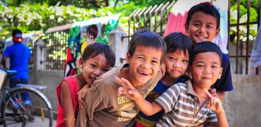 Деца в Азия.