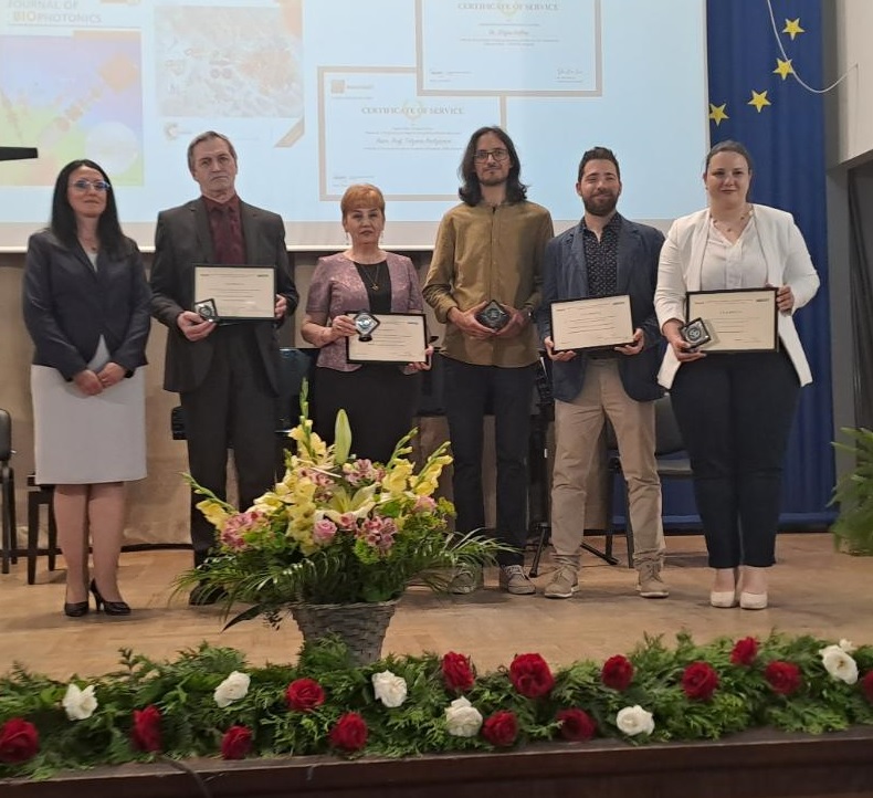 Почетен плакет ЗЛАТЕН на БАН получи Институтът по електроника Акад