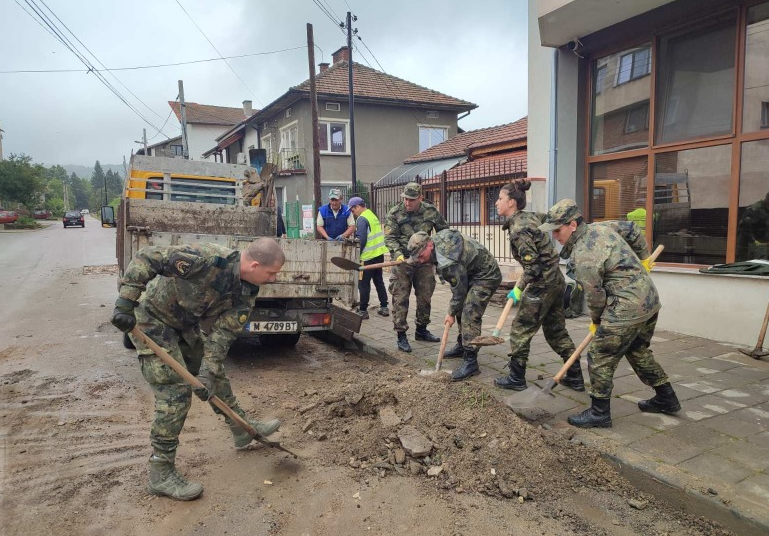 Военнослужещи мъже и жени от 10 и механизиран батальон Враца от състава
