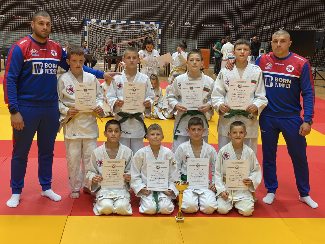 Сливенският тим Хаджи Димитър спечели отборните титли при момичетата и момчетата