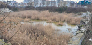 "Дупката" на площад "Тройката" в Бургас