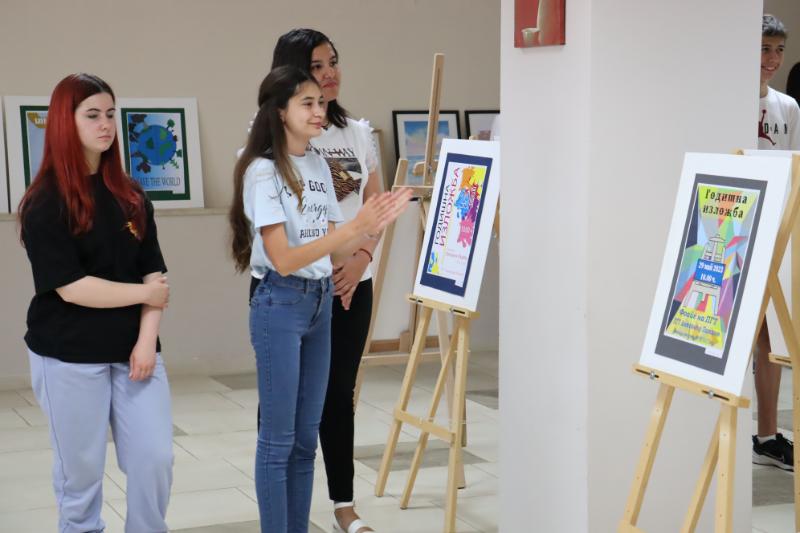 Годишната изложба на ученици от специалност Рекламна графика в ПГТ