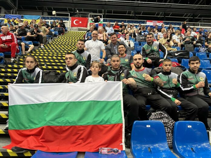 Част от отбора на България по кикбокс в Унгария