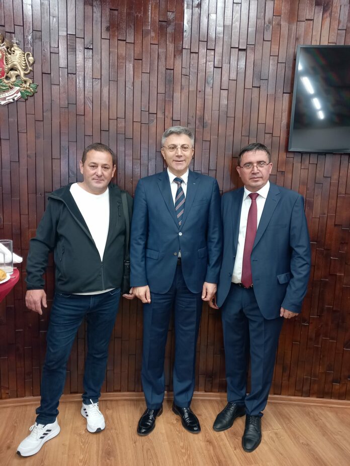 Кметът Белгин Кадиш и председателят на ДПС Мустафа Карадайъ
