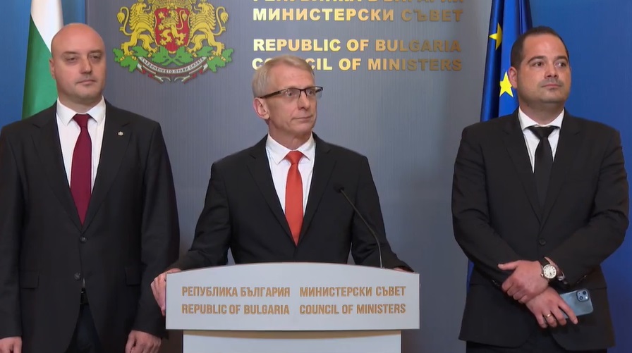Министър Атанас Славов, премиер акад. Николай Денков и министър Калин