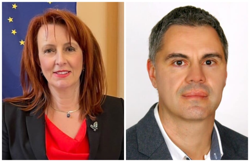 На кратка церемония в присъствието на служителите на администрацията проф