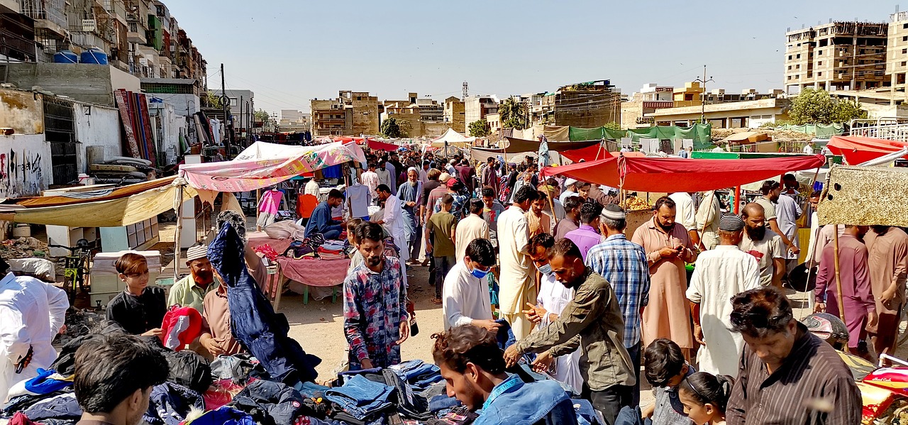 Роден и израснал в Пакистан с родители избягали от съседен