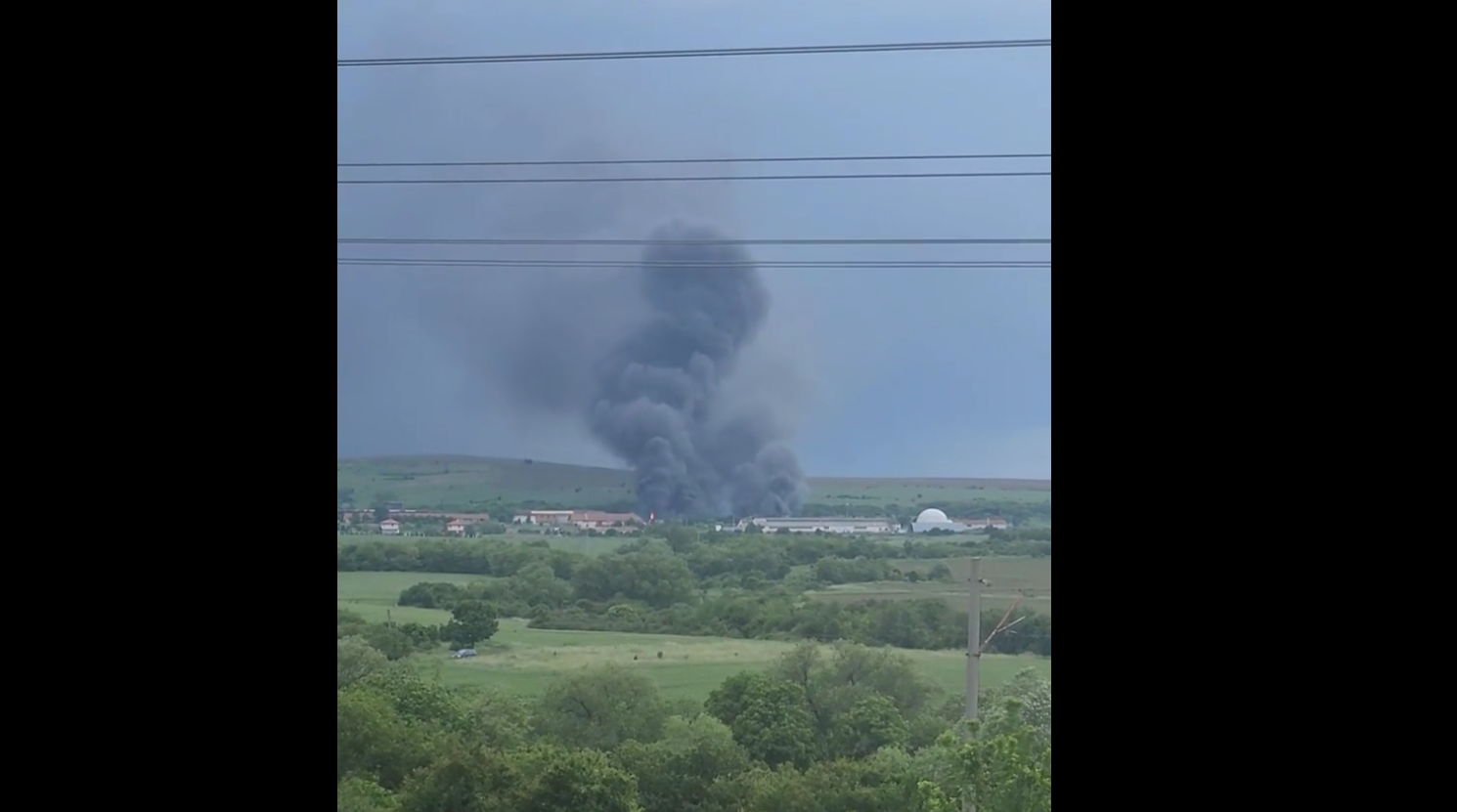 Голям пожар гори в складова база в софийското село Храбърско