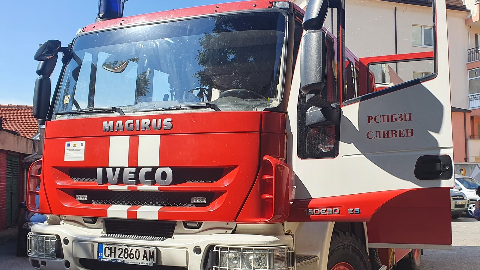 Натоварен със стока микробус Рено Мастър е изгорял на пътя