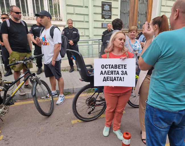 Десетки жители на Варна изразиха недоволството си срещу отмяната на