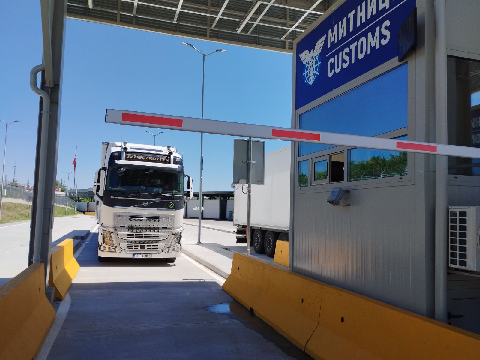 Българските камиони чакат с часове по границите докато автобуси най вече