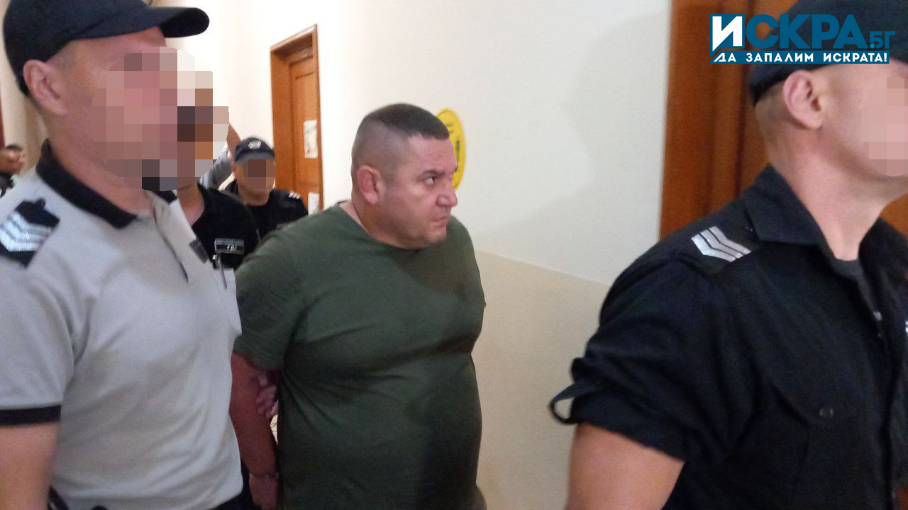 45 годишният Сейхан Ахмед пристигна в съда конвоиран с белезници предаде