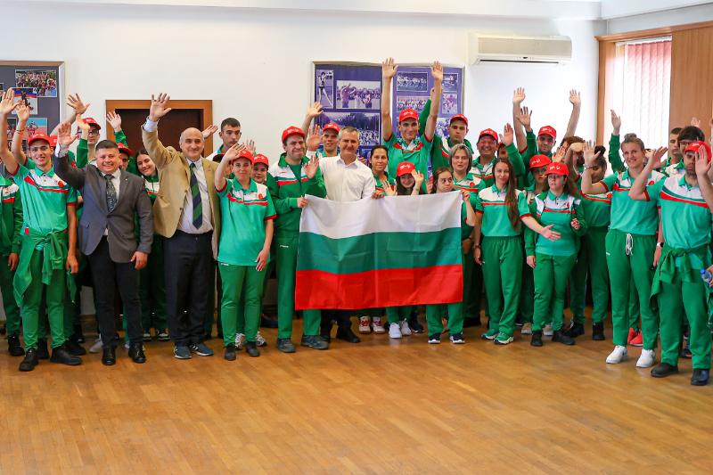 Министърът на младежта и спорта Димитър Илиев изпрати с българското