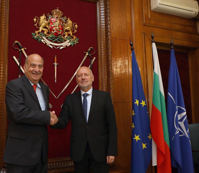 Министърът на отбраната Тодор Тагарев и посланикът на САЩ Н