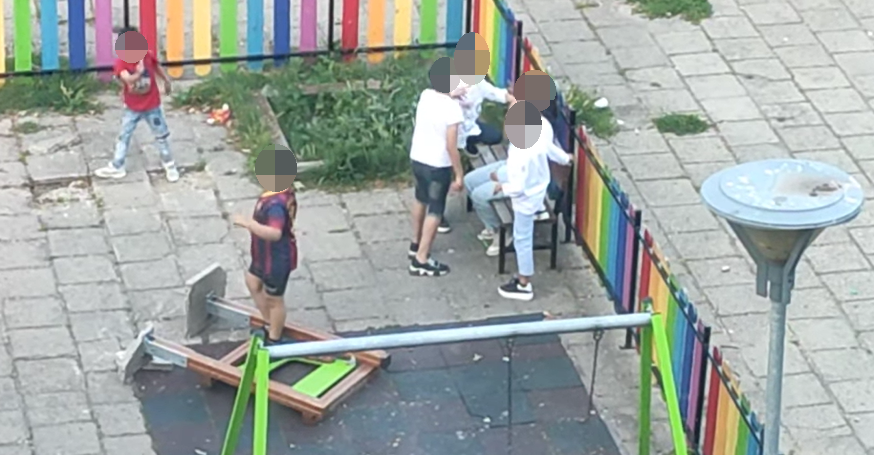 Група младежи са съборили съоръжение на детска площадка в Сливен