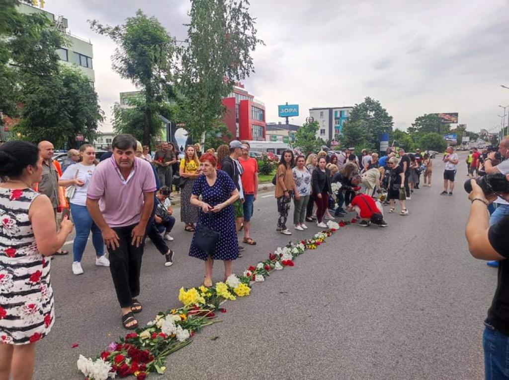 С 12 бели гълъба и 112 балона в небето Бургас