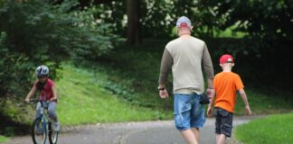 Велосипедист и скейтбордисти