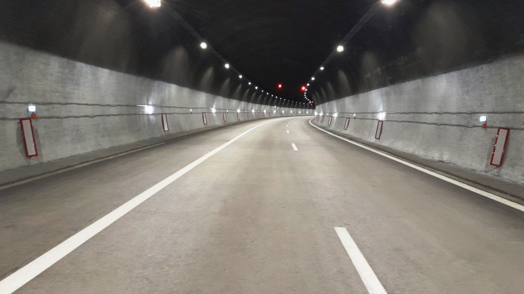 Движението в тръбата за Варна на тунел Витиня на АМ