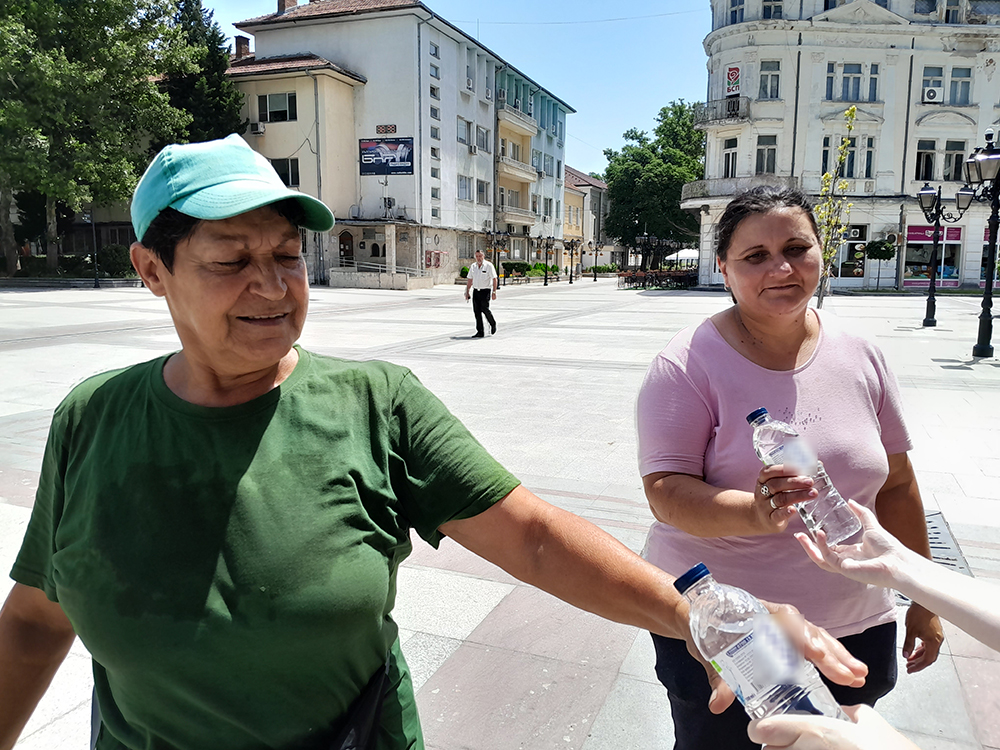Безплатни бутилки с минерална вода раздават днес служители на Община