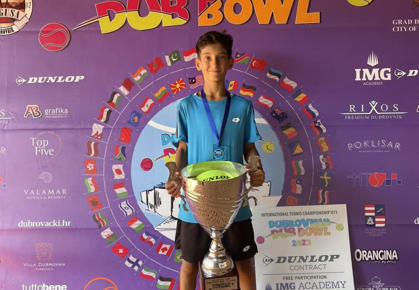 Бургаският тенис талант Даниел Стоянов стана двоен шампион в един