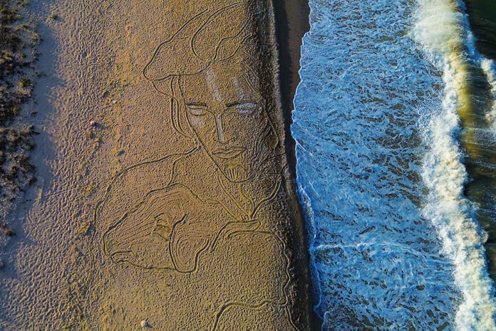 Гигантската рисунка на брега на плаж "Дуранкулак" малко преди бурята да я отмие