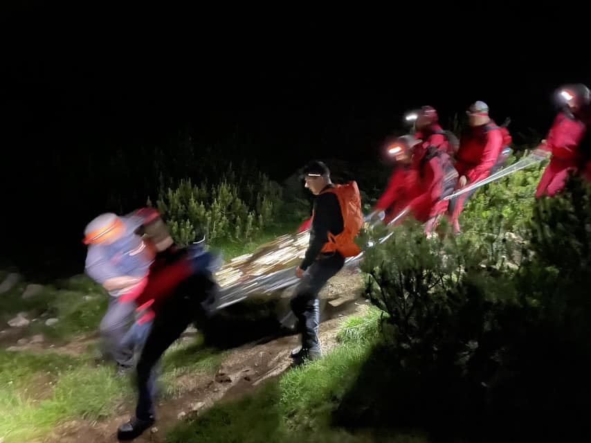 Спасителна акция. Снимка: ПСС-Пирин
Планински спасители свалиха успешно пострадала жена с