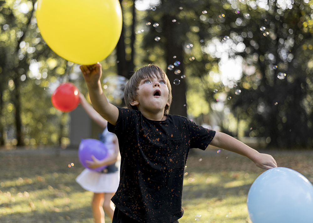 Дете с балони