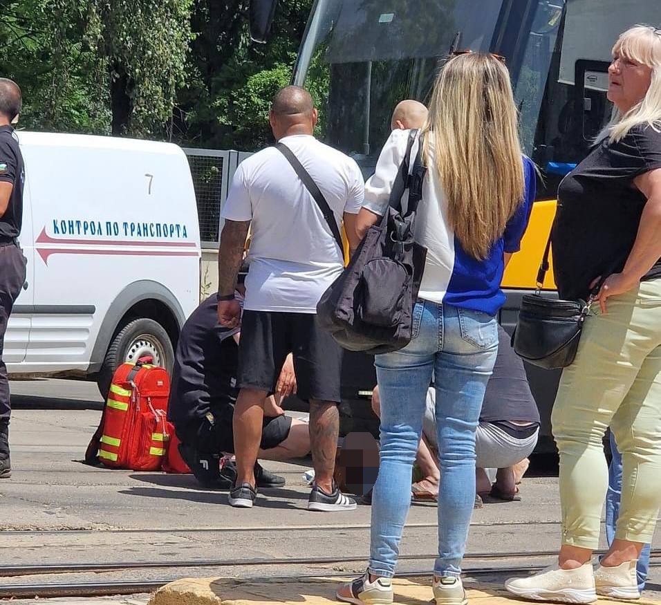 Трамвай е блъснал жена в София, предава NOVA“.
Злополуката е възникнала