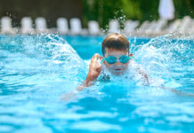 Дете в басейн