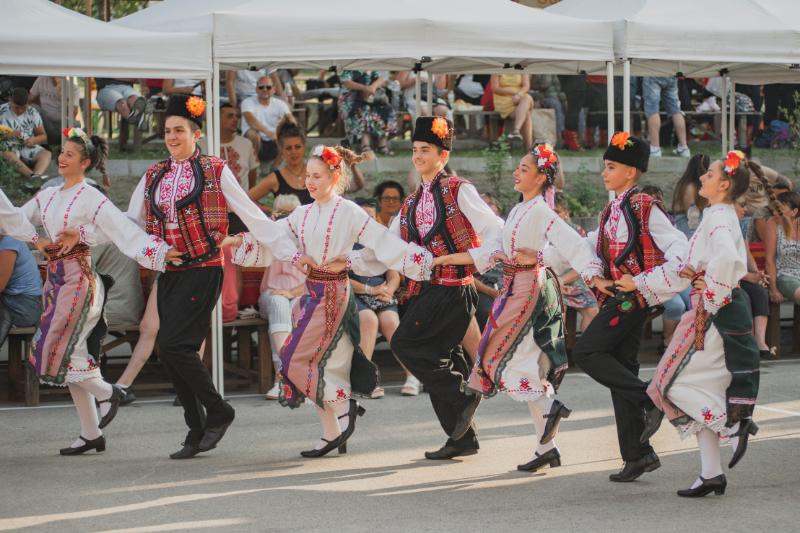 Над 400 самодейци – певци танцьори и инструменталисти от различни