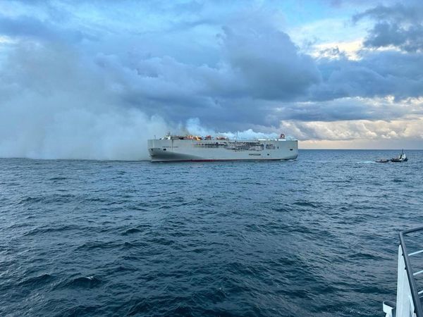 Пожар на кораб превозващ близо 3000 коли избухна край бреговете