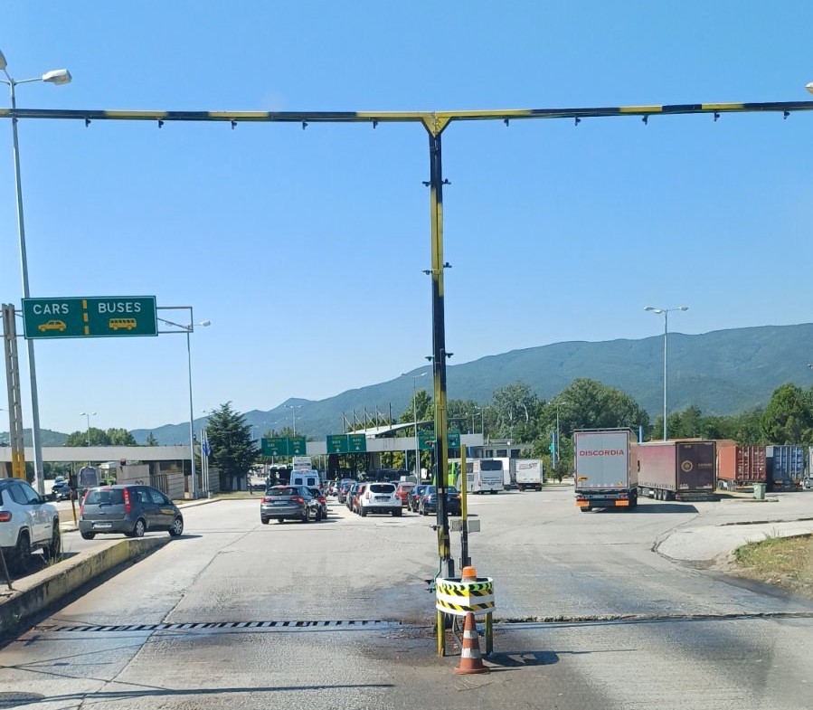 От Граничната полиция съобщават че преминаването през пункт Кулата отнема