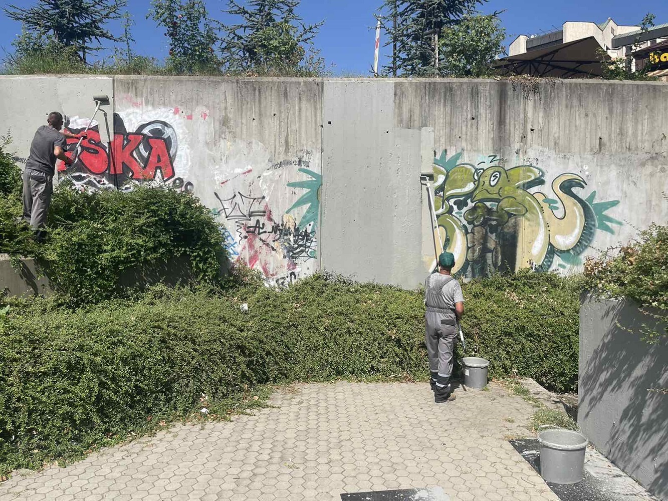 В София почистват надраскани обществени обекти, места, както и фасади