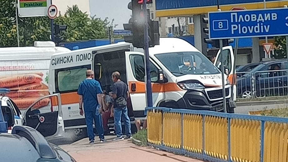 Медик е пострадал след като автомобил е ударил линейка в